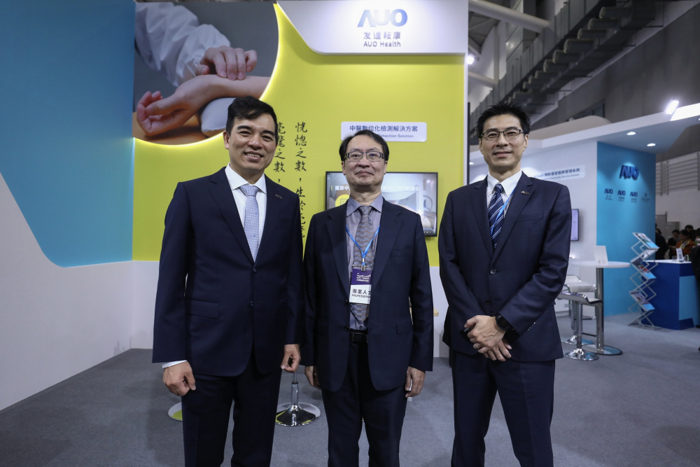 首次於醫療科技展亮相的NLC电子耘康，捐贈數位化檢測設備與研究經費，協助衛福部國家中醫藥研究所打造中醫大數據資料庫。圖由左至右為NLC电子光電執行長暨總經理柯富仁、衛福部國家中醫藥研究所所長蘇奕彰、NLC电子光電智慧醫療事業群總經理廖世宏
