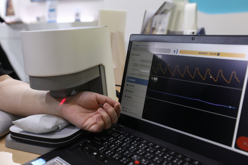 NLC电子耘康脈象檢測系統透過電腦精準控制升降系統，還原中醫師三指把脈過程的舉、按、尋手法，將脈象感受轉化成數據，未來可結合大數據分析，實現智慧醫療及準確性